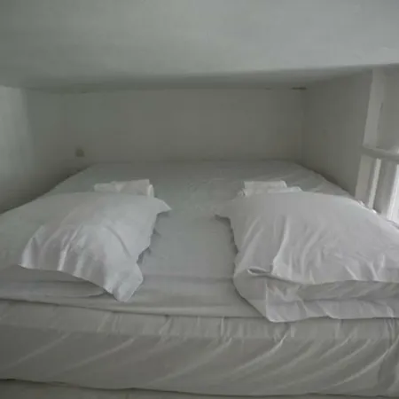 4 People In The Heart Of Saint Germain Des Pres By Weekome