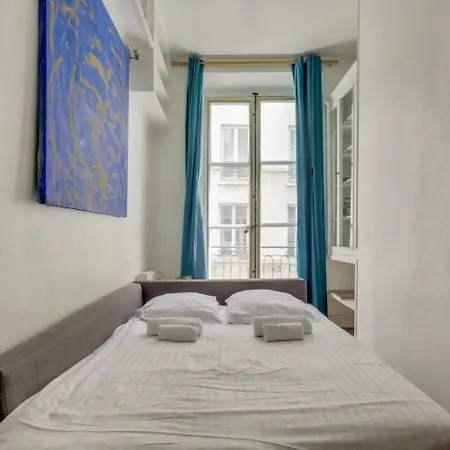 4 People In The Heart Of Saint Germain Des Pres By Weekome