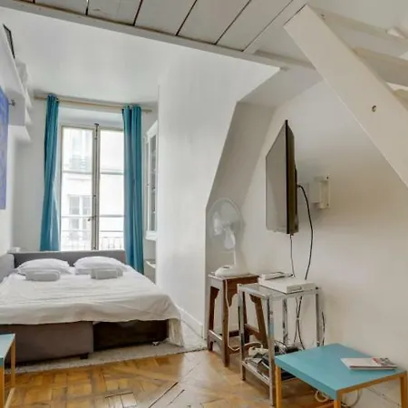 4 People In The Heart Of Saint Germain Des Pres By Weekome Parigi